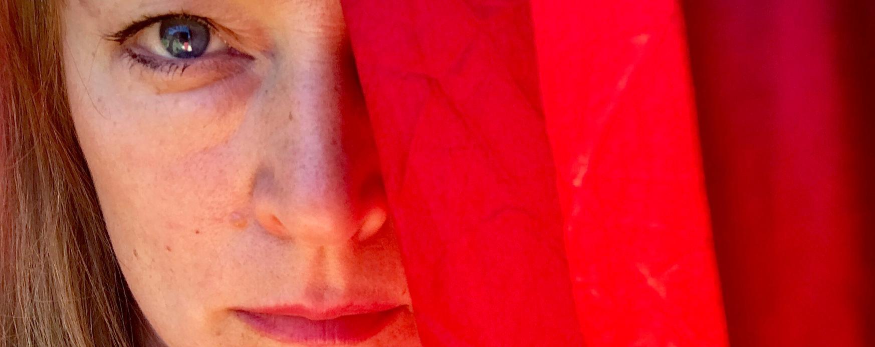 Närbild av Camilla Heidenberg inför konserten Den Röda Rosen som stramas av Nordens institut på Åland