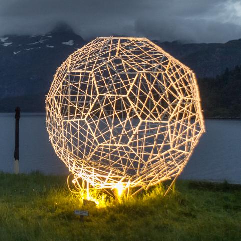 Skulptur av Britt Smelvær vid Førdefjorden