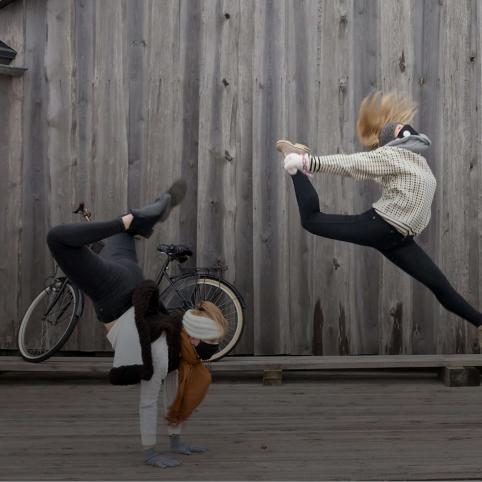 Bilden visar en av dansövningarna under inspelningen av Åland Dansar. Foto: Tinca Björke för Nordens institut på Åland.
