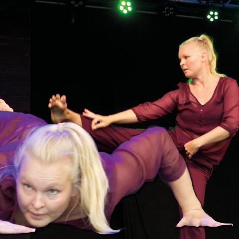 Picture of Hanna Kivioja - in a dance performance at the Nordic Institute on Åland on Open Stage 2022