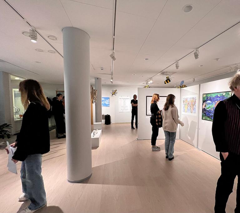 Besökare vid utställningen vid Nordens institut på Åland