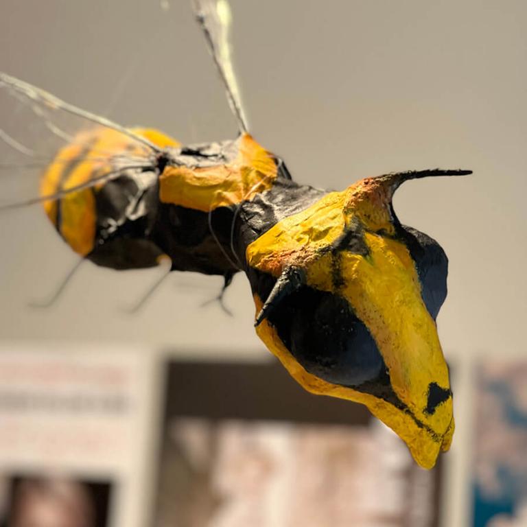 Insekt, av studerande vid studieavsnittet Skulptur vid Ålands lyceum