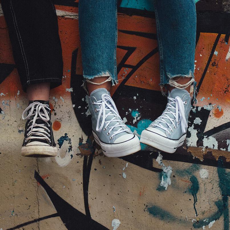Picture of young people's feet to present the support program Norden 0-30. Photo: Aedrian Unsplash