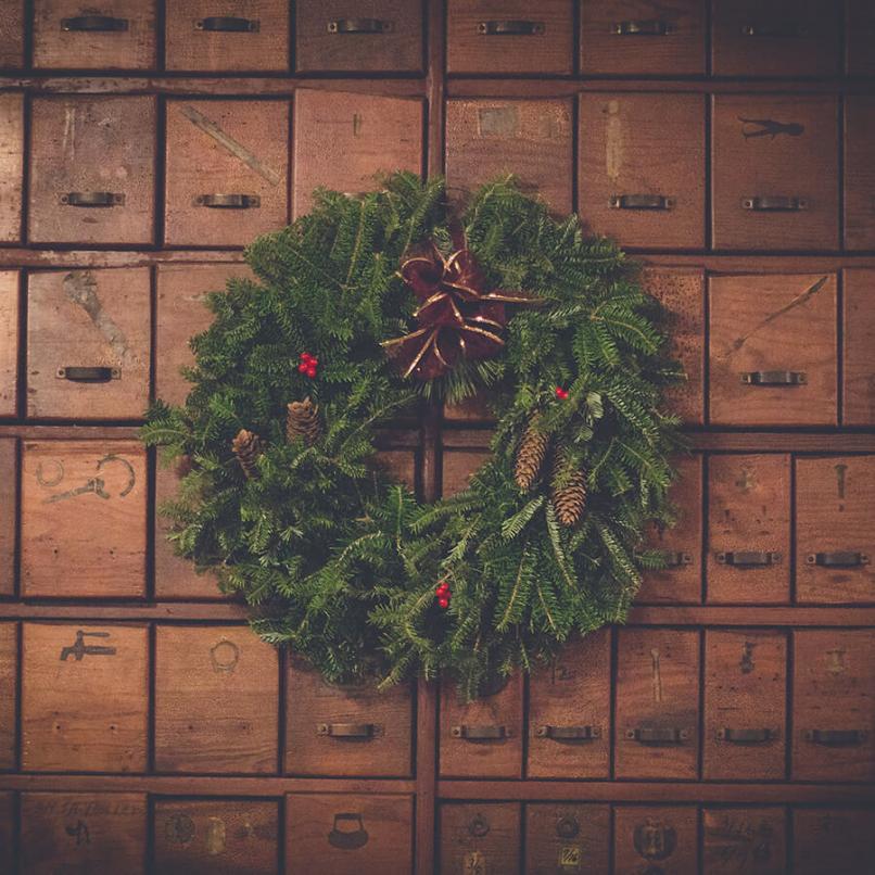 Julkrans till NIPÅs dörr för att presentera öppettider i jul och nyår