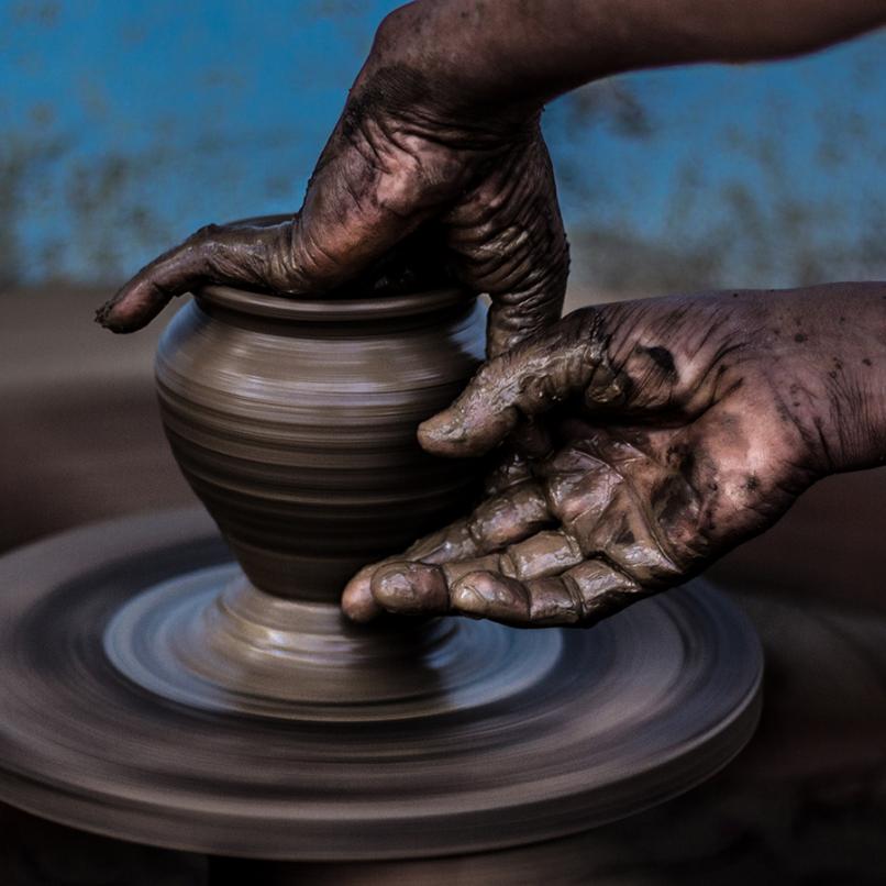 Bild som föreställer en keramikers händer i arbete