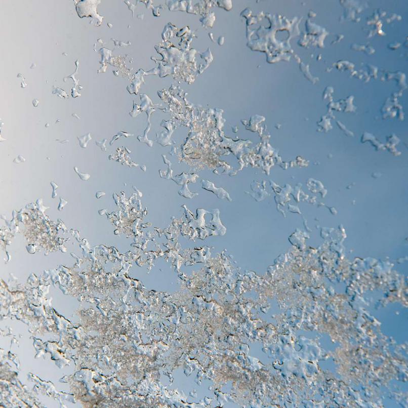 Bild av smältande frost på ett fönster.
