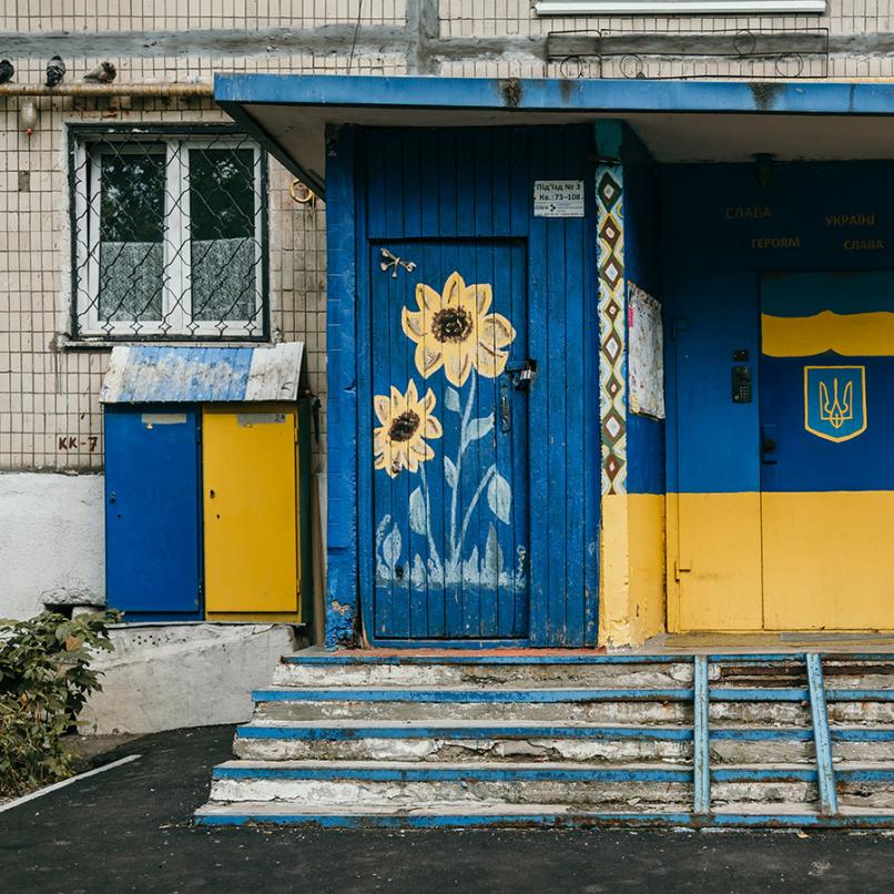 Bild av dörrar målade i Ukrainska färger