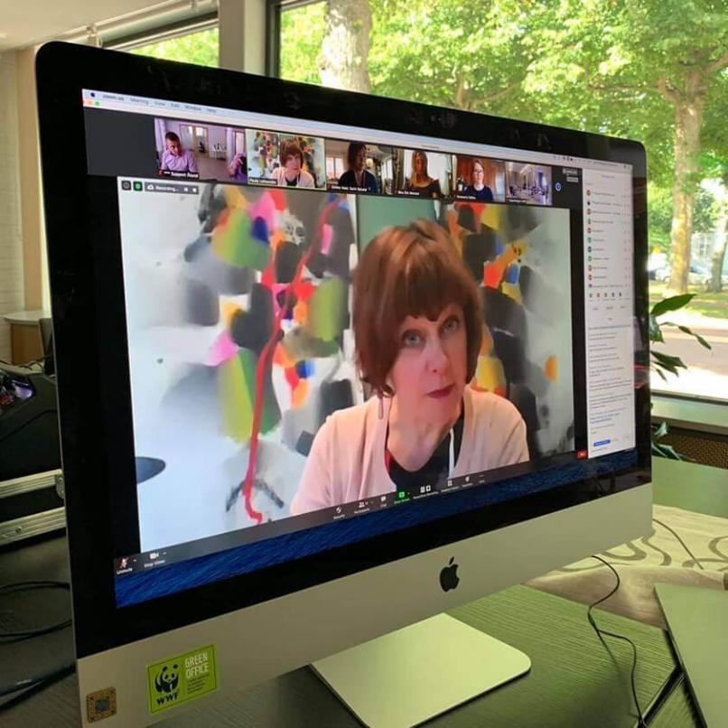 Bilden visar Paula Lehtomäki under ReGeneration 2020 via en datorskärm.